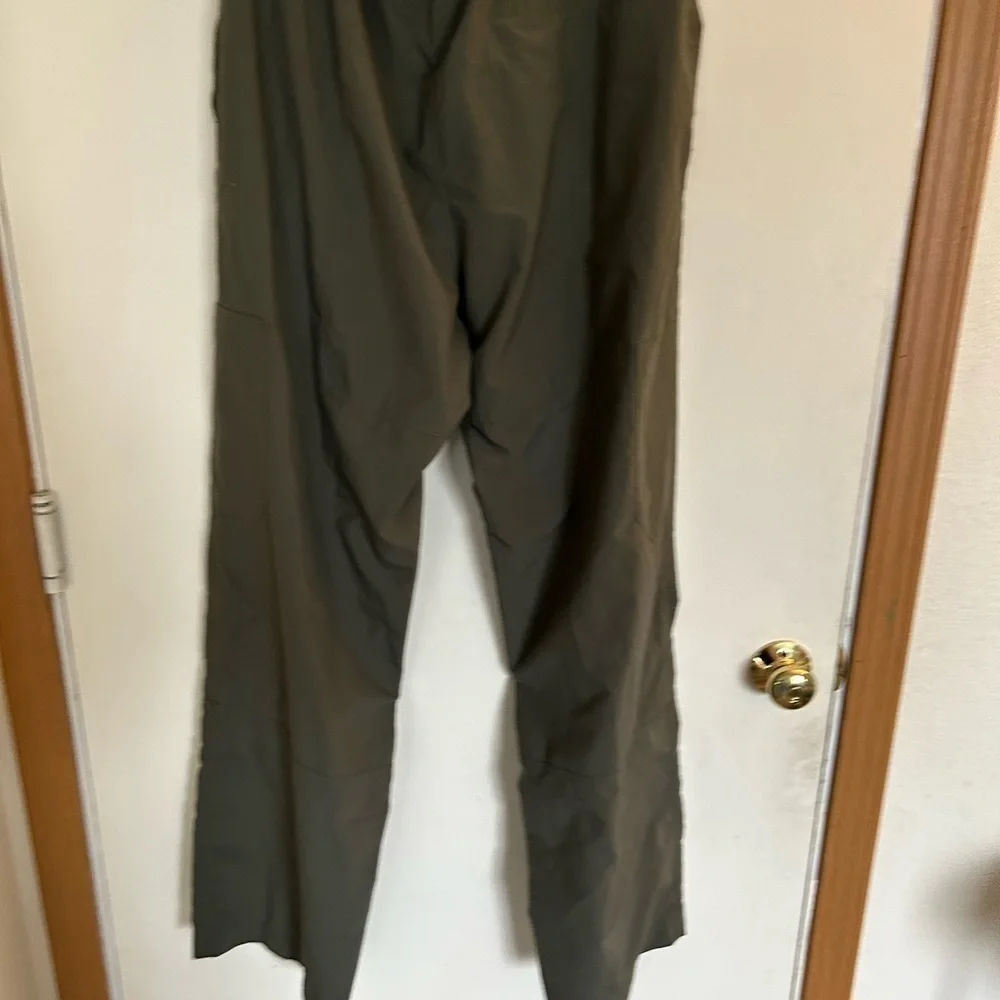 Nike large olive drab stretch waste pull on pants with zippers at the bottom